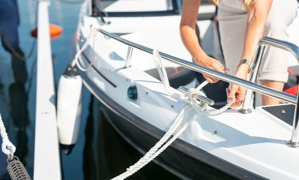 Båt som förtöjs vid en brygga.