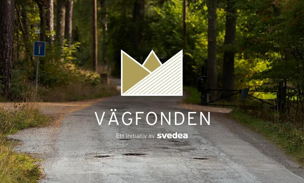 Grusväg i skogsmiljö med synliga potthål, med Svedeas logotyp för initiativet "Vägfonden" ovanpå.