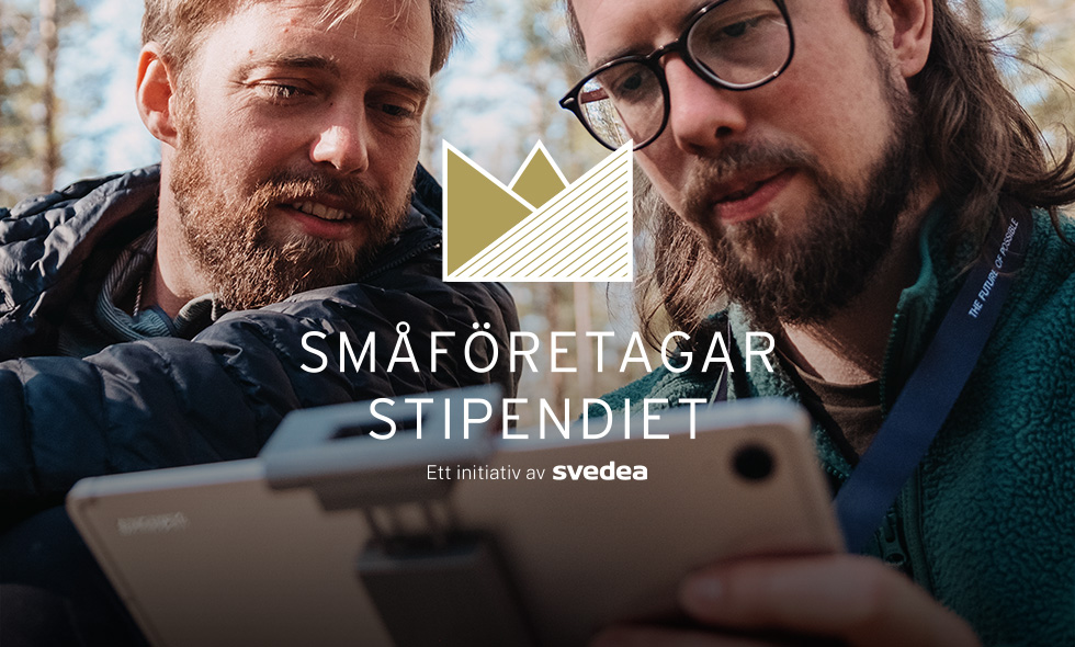 Två män tittar på en skärm i skogen med texten "Småföretagarstipendiet – ett initiativ av Svedea" i bild.