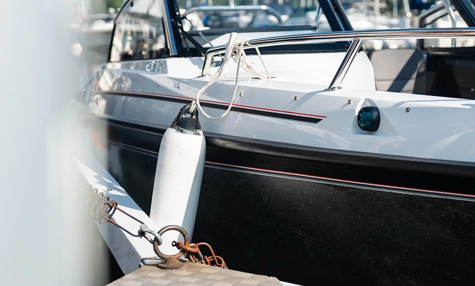 Båt med tillbehör, i bild visas fender och lanterna.