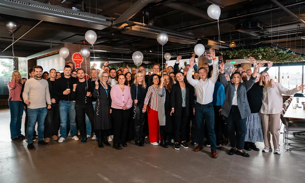 Stort team på Svedea jublar och firar företagets kundnöjdhet.