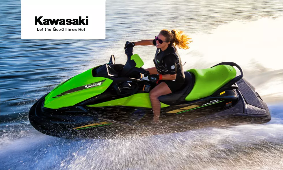 En person kör en vattenskoter av märket Kawasaki.