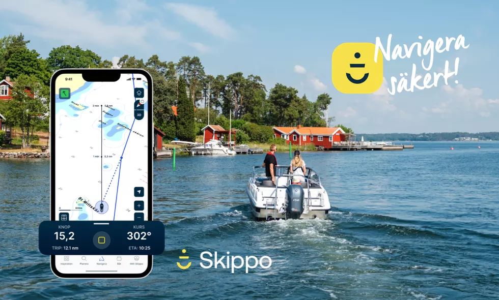 Navigationsapp från Skippo visas på mobilskärm, mot bakgrund av båt i skärgården med två personer och texten "Navigera säkert!".