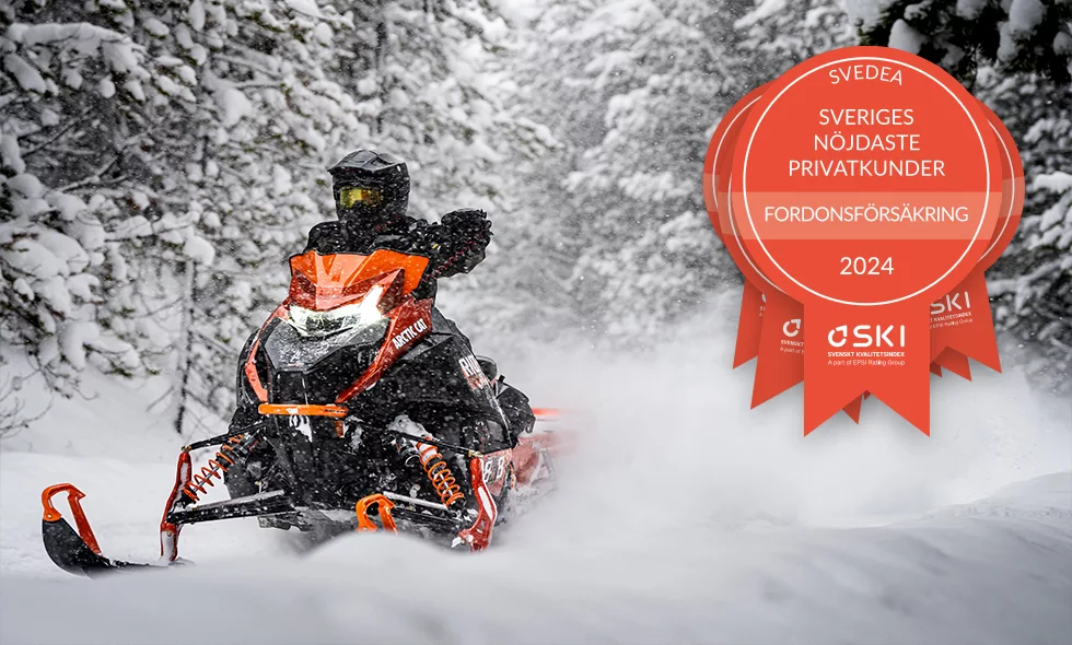 Person kör en orange snöskoter av märket Arctic Cat genom snötäckt skog,  med medaljer i bild som visar att Svedea har Sveriges nöjdaste kunder inom fordonsförsäkring.