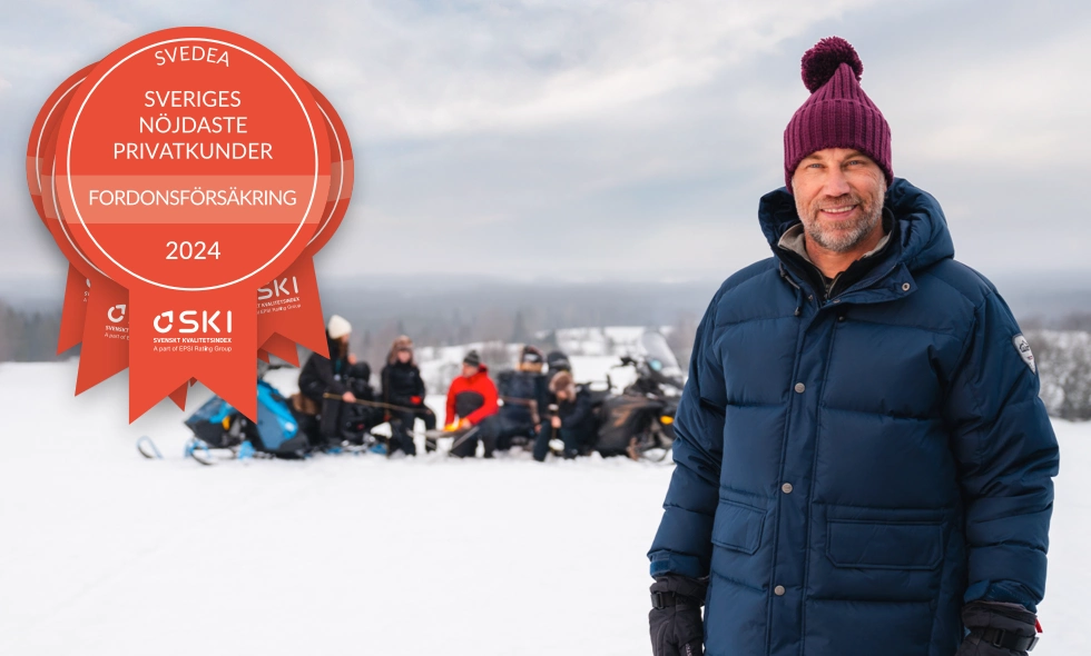 Peter "Foppa" Forsberg står framför en grupp människor med stillastående snöskotrar, med medaljer i bild som visar att Svedea har Sveriges nöjdaste kunder inom fordonsförsäkring. 