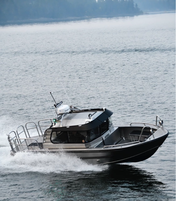 Aluminiumbåt av märket Arronet med kabin kör snabbt över ett öppet hav.