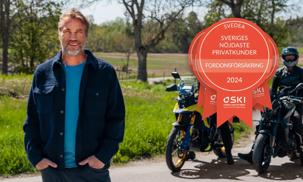 Peter "Foppa" Forsberg står framför en landsväg och två stillastående motorcyklar, med medaljer i bild som visar att Svedea har Sveriges nöjdaste kunder inom fordonsförsäkring. 