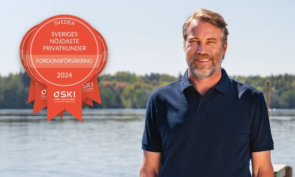 Peter "Foppa" Forsberg står framför en sjö, med medaljer i bild som visar att Svedea har Sveriges nöjdaste kunder inom fordonsförsäkring. 