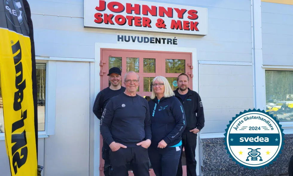 Fyra medarbetare från Johnnys Skoter & Mek med en medalj som visar att Svedea utsett dem till årets skoterhandlare 2024.)