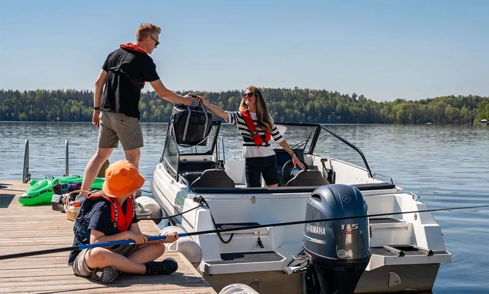 En familj som lastar sin båt för att ge sig ut på sjön.